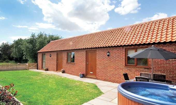 Skegness House | Idyllic Roosters Retreat with Private Hot Tub & Garden