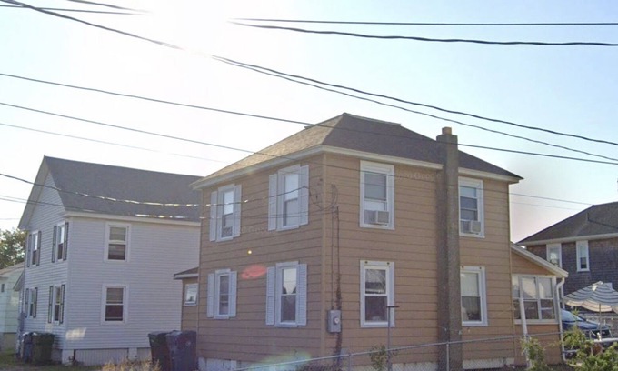 Old Lyme Cottage | Relaxing 3 Bedroom Beach Cottage with Hot Tub & Spa