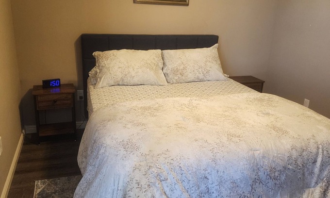 Lincoln County House | Ideal 3 Bedroom Guest House Above Garage with Great Amenities