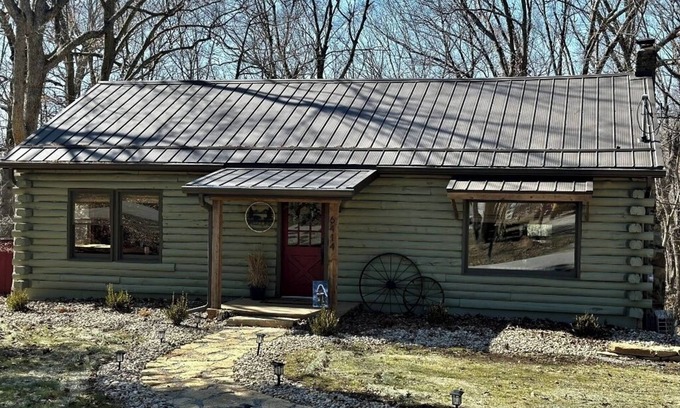 Hillsboro Cabin | 3-bedroom 2.5 bath Log Cabin in beautiful Hillsboro. Near Rocky Fork Lake.