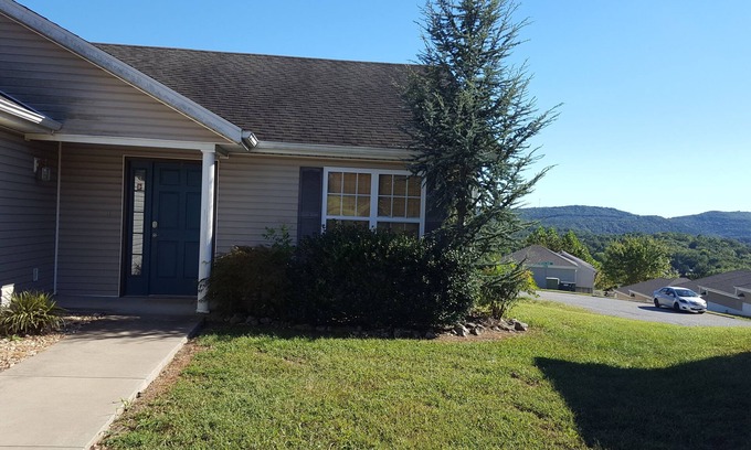 Branson House | Ideal 3-Bedroom Getaway Near 76 Hwy Strip, Sleeps 6