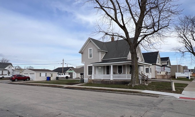 Cedar Rapids - Iowa City House | Cozy 1st Avenue Cedar Rapids Near Downtown with Breakfast