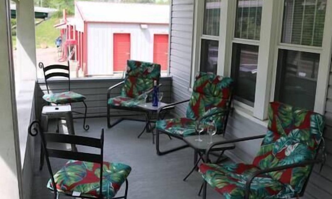 Athens House | Perfect Getaway: 3 Bedroom Retreat with Porch & Free Wi-Fi