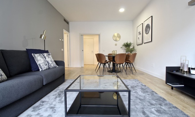 Adelfas Apartment | Relaxing 3 Bedroom Apartment with Pool in Atocha