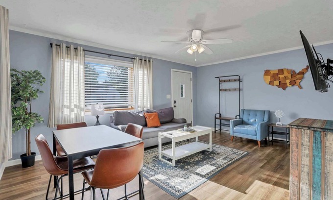 Columbus House | Cozy Sunset House: Family-Friendly with Kitchen & Breakfast