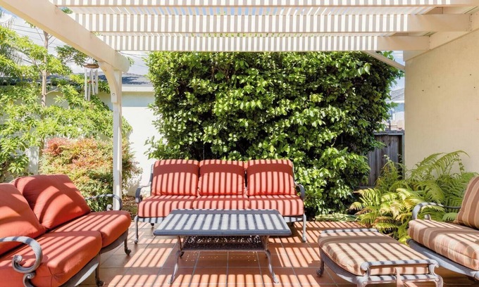 Bixby Knolls House | Serene Family Retreat with Beautiful Yard in Long Beach