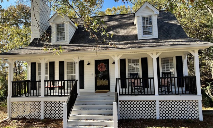 Flowery Branch House | Spacious 4 Bedroom Retreat with Pet-Friendly Amenities