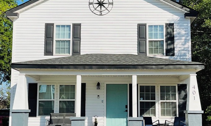 Pembroke House | 3-bedroom 3 bathroom house with full kitchen in charming Pembroke with AC, WiFi.