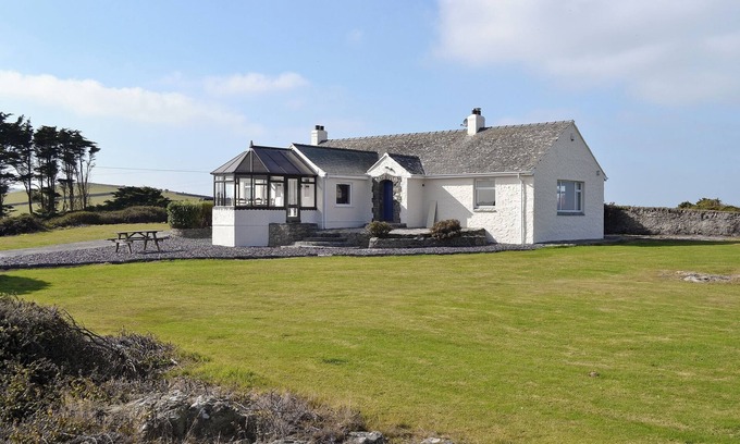 Cylch-Y-Garn Cottage | Pet-Friendly 3 Bedroom Stay with Ocean View in Cemlyn
