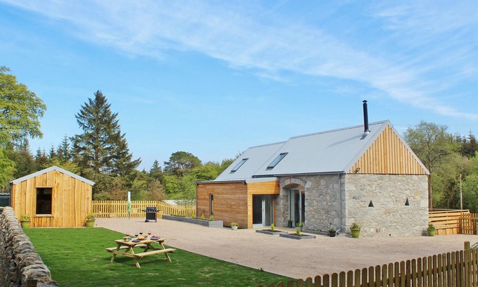 Castle Douglas Cottage | Comfortable 3 Bedroom Getaway in Laurieston, Ideal for Families