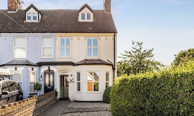 Gorleston-on-Sea Cottage | Pet Friendly 3 Bedroom Getaway in Gorleston-on-Sea