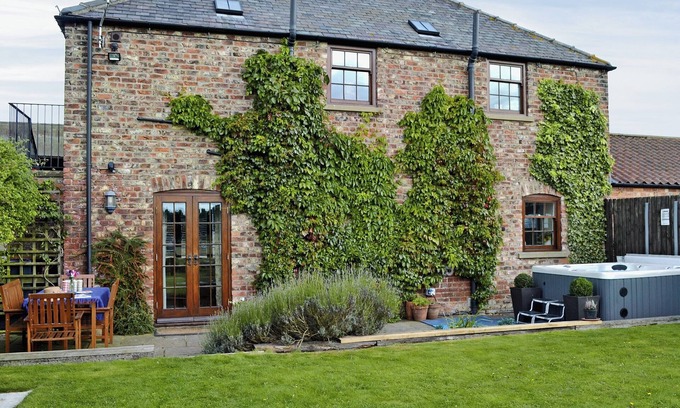 York Cottage | Idyllic Barn Retreat with Spa and Countryside Views
