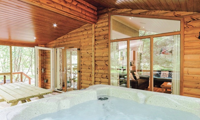 Freehay Ski Chalet | Top-Rated 3 Bedroom Retreat in Freehay, Cheadle with Spa