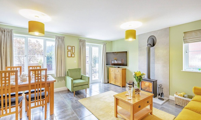 Cinderford Cottage | Cozy 3 Bedroom Getaway in Upper Soudley with Lake Views