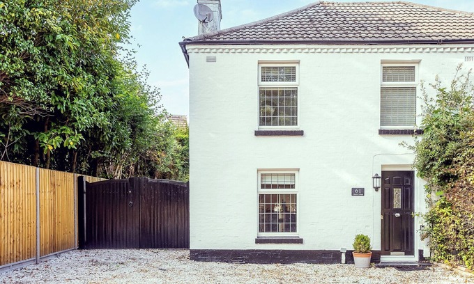 Poole Cottage | Cozy 3 Bedroom Stay in Ashley Cross with Ocean Views