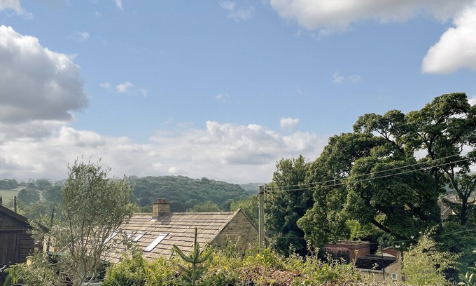 Holymoorside Cottage | Family-Ready 3 Bedroom Haven in Chesterfield