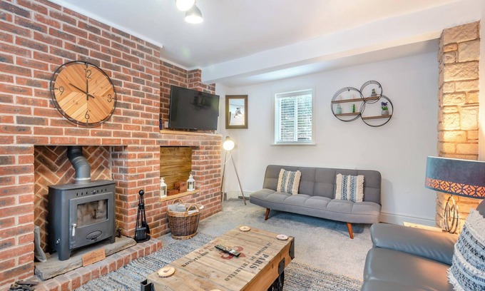 Clumber Park Cottage | Cozy 3-Bedroom Retreat in Elkesley with Spa & Lake Views