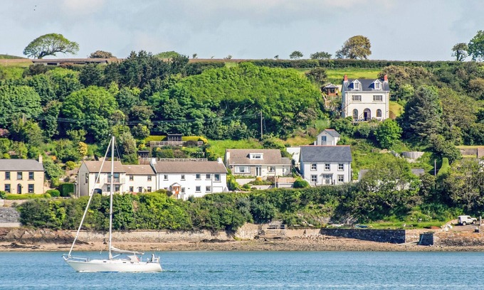 Llanstadwell Cottage | Stylish Oceanfront Retreat with Breathtaking Haven Views