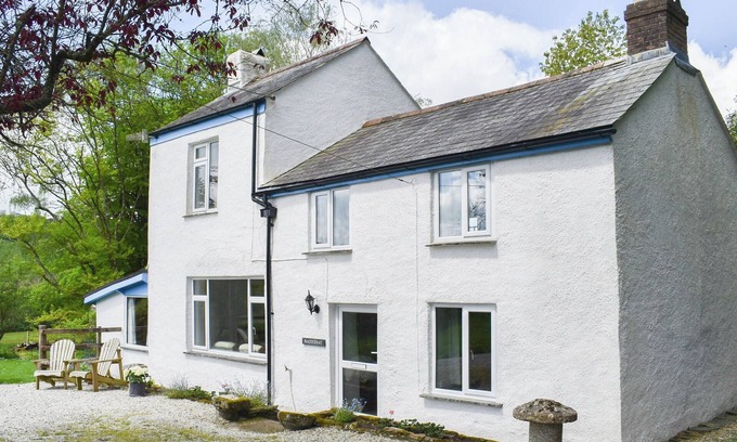 Lostwithiel Cottage | Charming Cottage Nestled in Picturesque Countryside Retreat