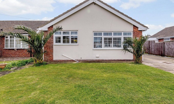 Sandilands Cottage | Family-Friendly Retreat by the Seafront at Sandilands
