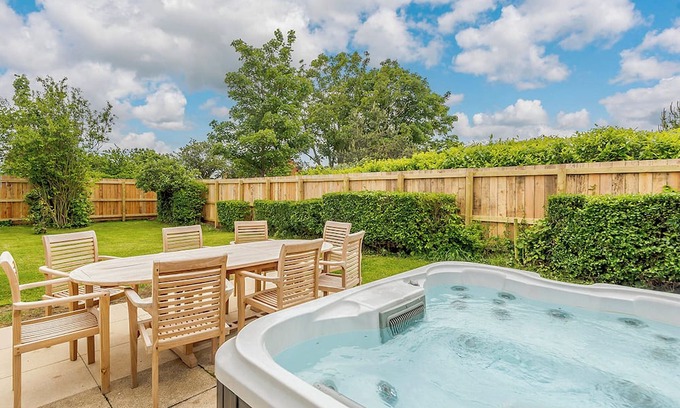 Mablethorpe Cottage | Spacious 3-Bedroom Retreat with Oceanfront Views in Mablethorpe