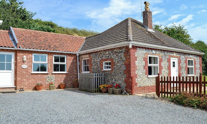 Great Yarmouth Cottage | Cozy Cottage Near Norfolk Broads with Ocean View & Breakfast
