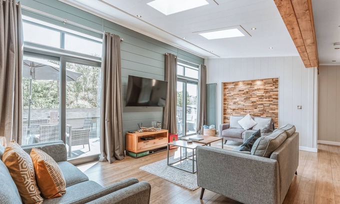 Bridgnorth Ski Chalet | Family-Friendly Lodge with Spa and Hot Tub, Rated 10/10