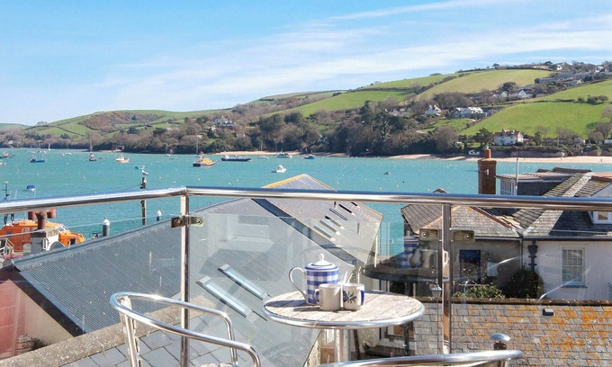 Salcombe Cottage | Family-Friendly 3 Bedroom Stay with Oceanfront Views