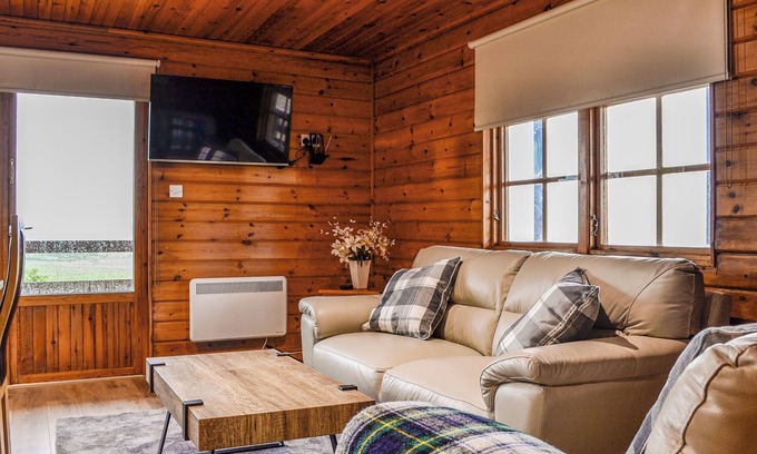 Kirriemuir Cottage | Family Lodge: Peaceful Getaway with Lake View & Pet Friendly
