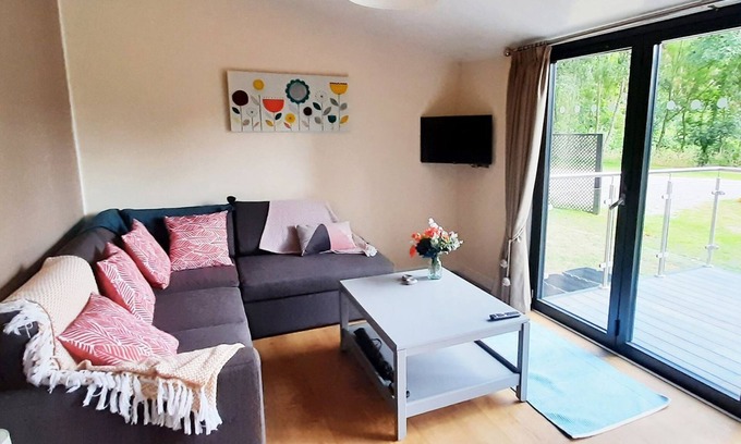 Felton Cabin | Spacious 3 Bedroom Getaway with Spa and Hot Tub in Shrewsbury