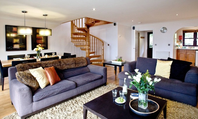 St Wenn Ski Chalet | Welcoming Three-Bedroom Cottage at Woodland Retreat, Cornwall