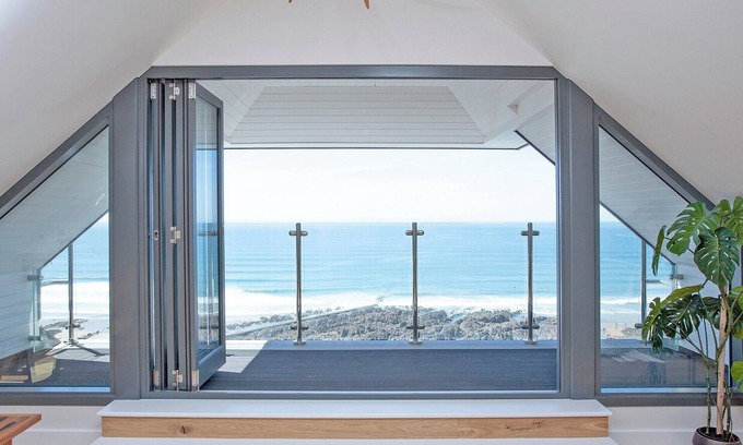 Mortehoe Apartment | Comfortable 3 Bedroom Retreat with Oceanfront Views