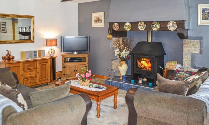 Poullaouen House | Cozy 3-Bedroom Stay in Poullaouen with Spa & Breakfast