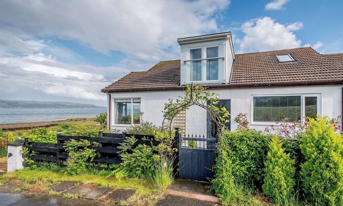 Kilmun Cottage | Ideal Coastal Retreat for Families with Kitchen & Breakfast
