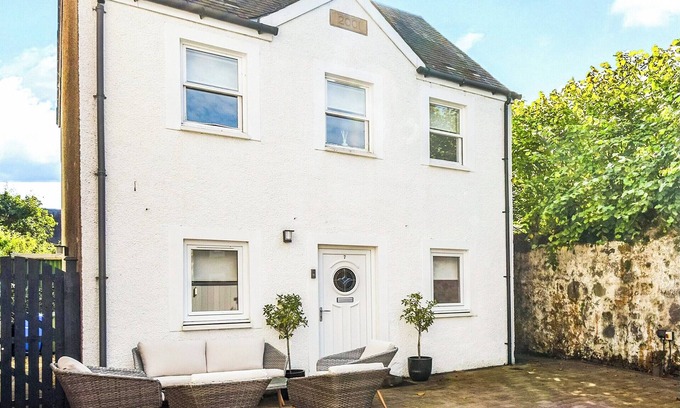 Callander Cottage | Uncover Elegance in Callander: Ideal Three-Bedroom Villa