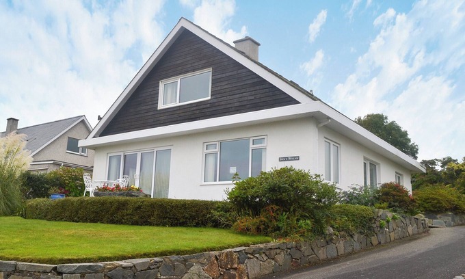Criccieth Cottage | Spacious 3 Bedroom Retreat in Criccieth with Ocean Views