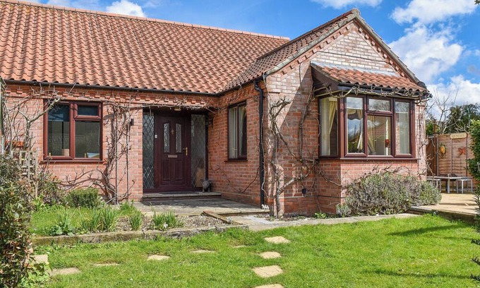 Hockering Cottage | Spacious 3 Bedroom Retreat in Scenic Hockering with Views