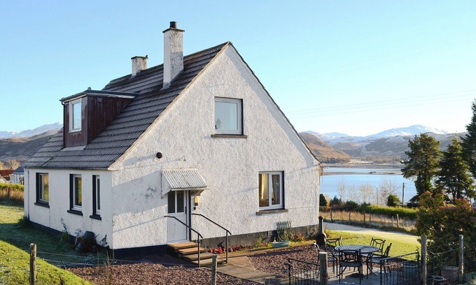 Strathcarron Cottage | Pet-Friendly 3 Bedroom Escape with Ocean Views in Lochcarron
