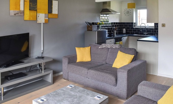 Hopton Cottage | Tranquil Beach Retreat with On-Site Dining and Pool