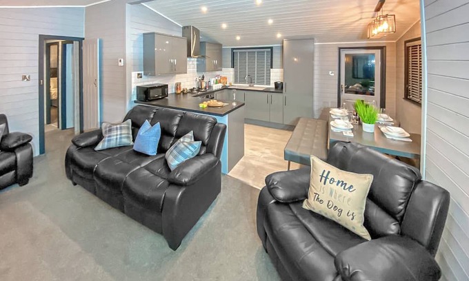 Bethesda Ski Chalet | Modern 3-Bedroom Lodge with Hot Tub and Child-Friendly Amenities