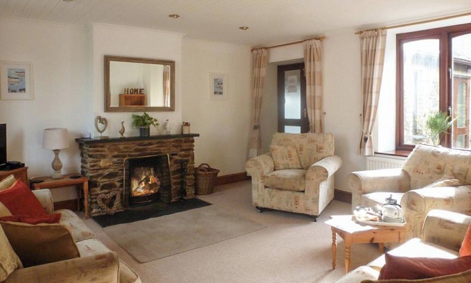 St Austell Cottage | Spacious 3-Bedroom Retreat in Mevagissey with Ocean Views