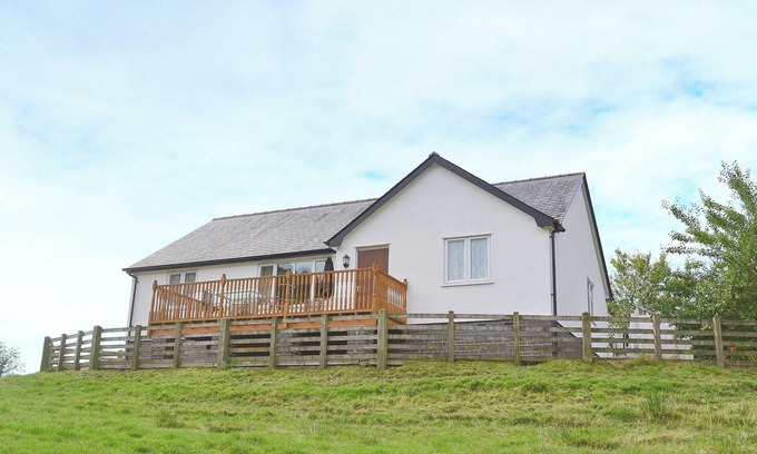 Welshpool Cottage | Family-Friendly 3 Bedroom Stay in Llanfair Caereinion
