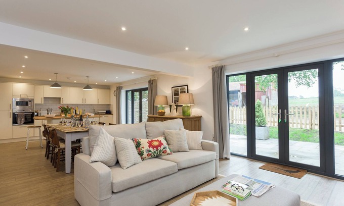 West Meon Cottage | Convenient 3 Bedroom Getaway in Beauworth, Near Alresford