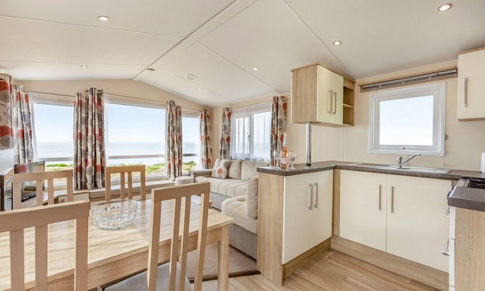 Bridport House | Spacious 3-Bedroom Accommodation in Burton Bradstock