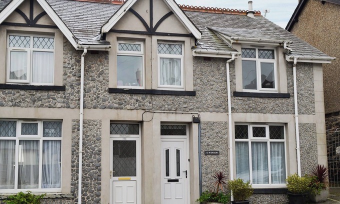 Criccieth Cottage | Cozy 3-Bedroom Accommodation in Criccieth with Ocean Views