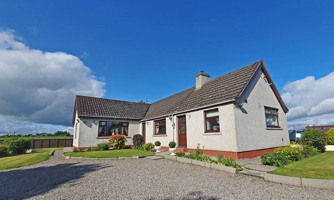 Dingwall Cottage | Comfortable 3-Bedroom Retreat with Ocean View in Culbokie