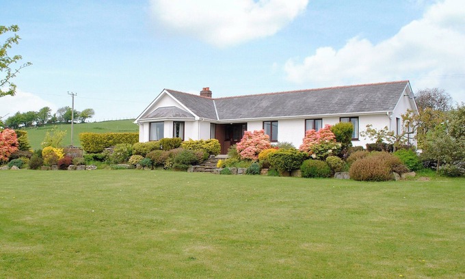 Tal-gareg Cottage | Spacious 3 Bedroom Retreat in Bwlchyfadfa, Talgarreg