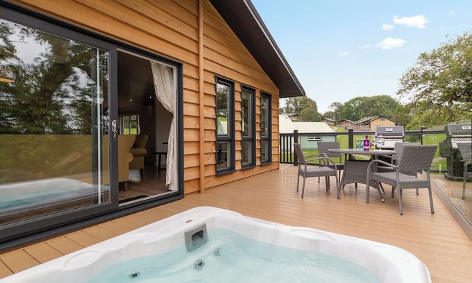 Narberth Ski Chalet | Spacious 3 Bedroom Family Retreat in Narberth with Pool