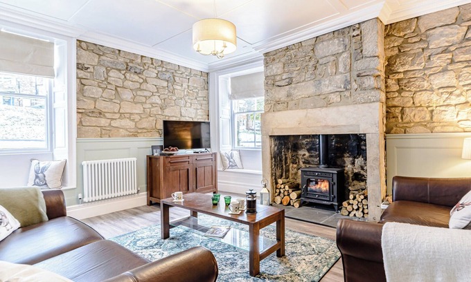 Rothbury Cottage | Cozy 3 Bedroom Retreat in Rothbury with Lake Views