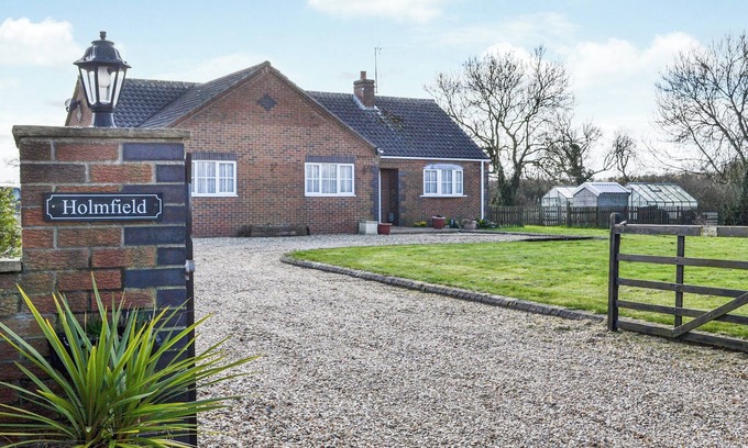 Alford Cottage | Inviting 3 Bedroom Getaway in Sloothby with Ocean Views